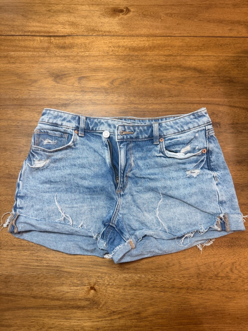 American Eagle Women's Light Blue Distressed Stretch Mom Shorts